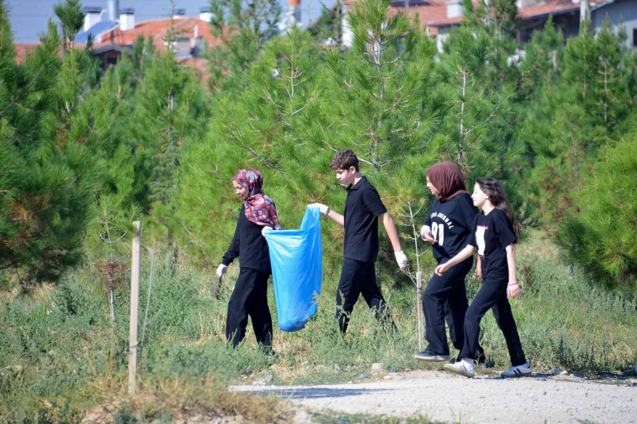 Konya’da gençler çevre bir araya geldi! Alakova temizlendi 8